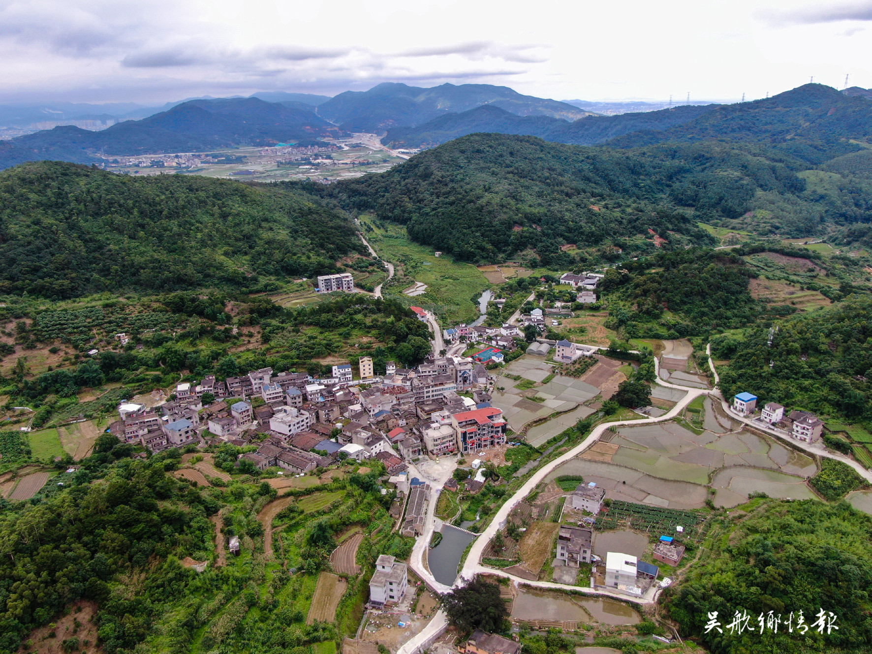 七岩星绕入云际 清风水流当门转