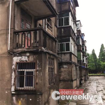 p62-2 洋河老职工所住的老式公寓楼外景 记者 刘照普 摄