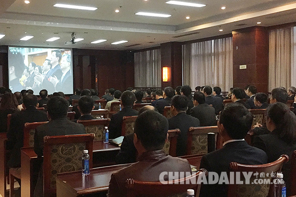 全国各地干部群众收看十九大开幕会