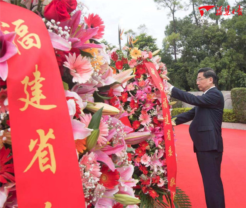 烈士纪念日向革命烈士敬献花篮仪式在榕举行 于伟国唐登杰徐起零崔玉英出席