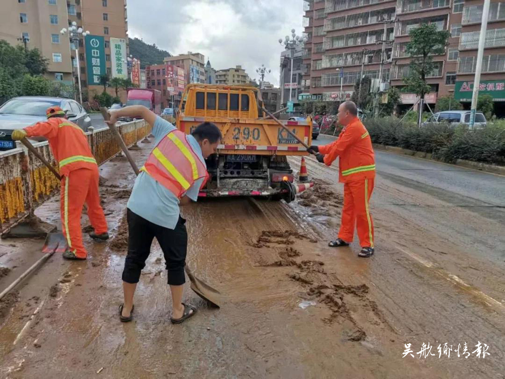 泥沙满路面，长乐公路人冒雨清理3小时