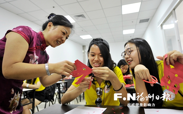 第二届两岸大学生领袖营参观福州 营员拜师学艺 