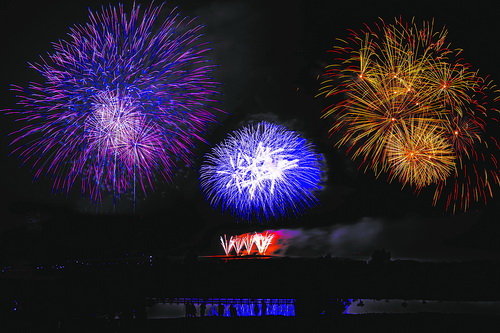 银花璀璨耀新春　2019海峡两岸春节焰火晚会昨举行